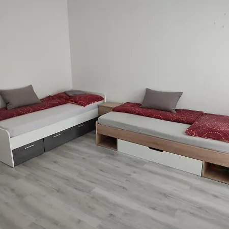 Cambor - Na Skok Do Prirody A Mesta Apartmán